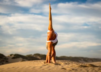 Yoga Utthita Trikonasana, postura do triangulo vista de lado, em Jeffreys bay